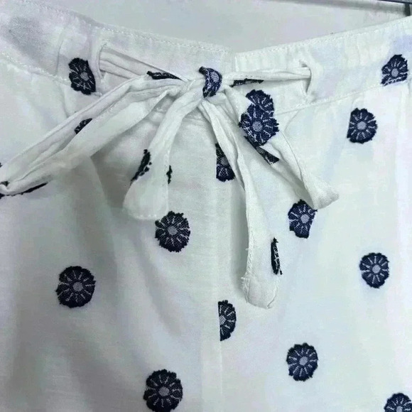 Ann Taylor Loft White Floral 100% Cotton Shorts Size Medium Navy Blue - Picture 4 of 7